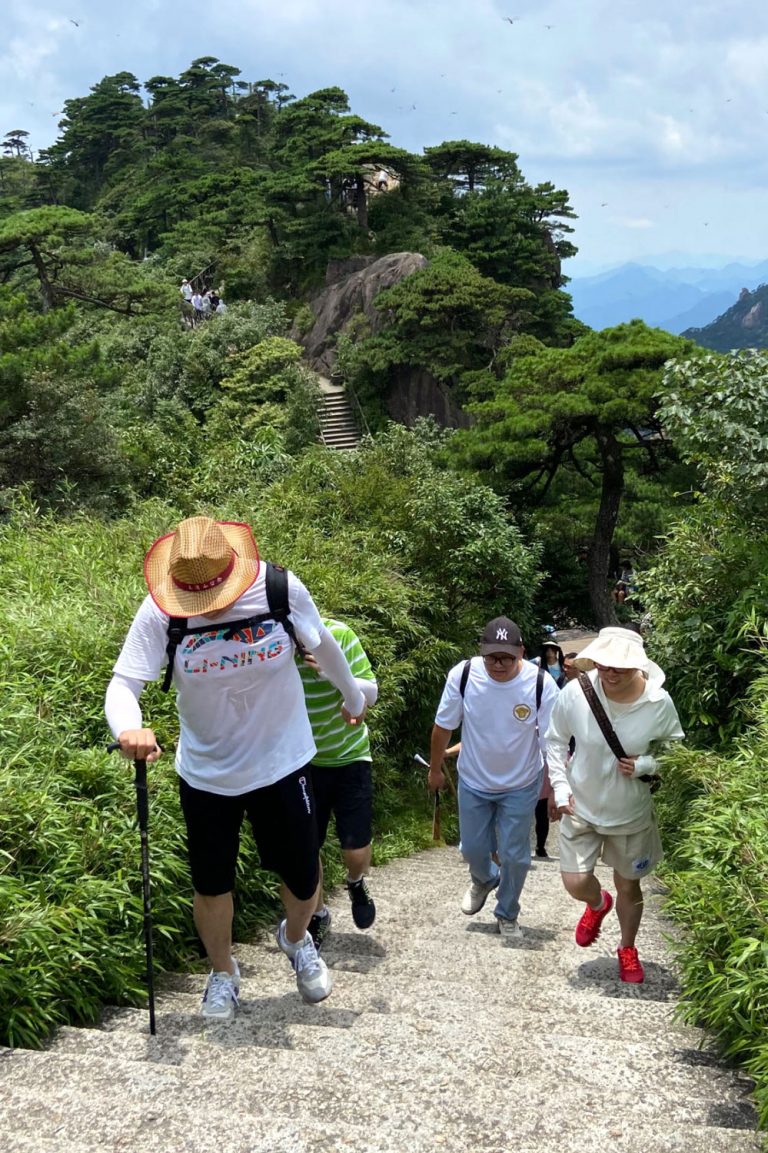 The sales team of Haichuang Medical embarked on a team-building trip to Sanqing mountain